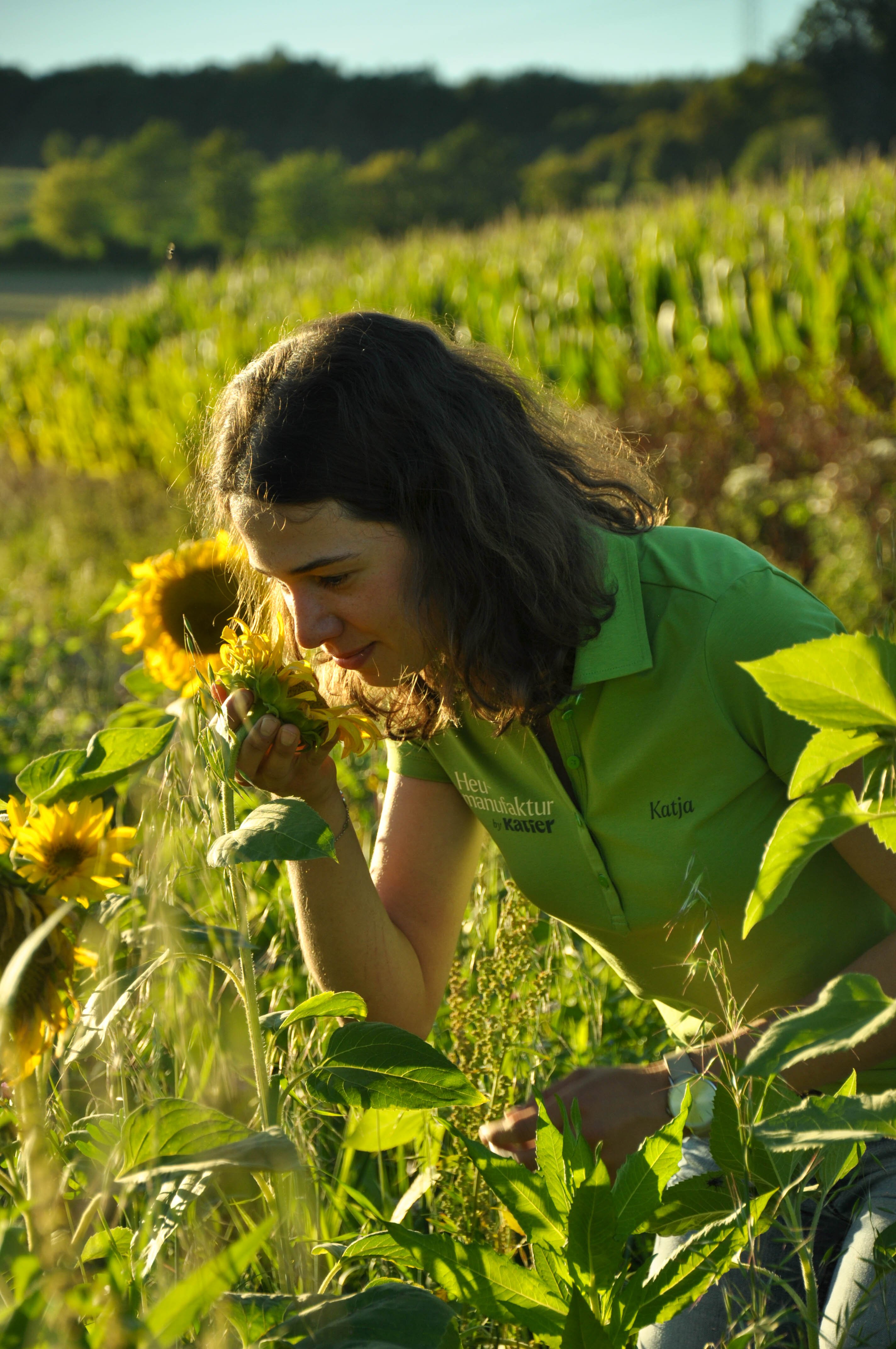 Unsere Gründerin Katja an der Sonnenblume